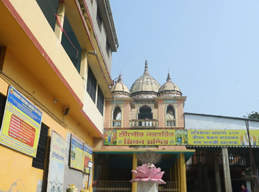 Pilgrims at Ashram Complex