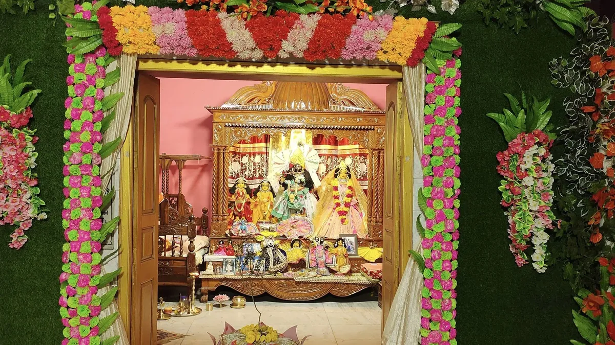 Deities & Worship at Narahari Dham