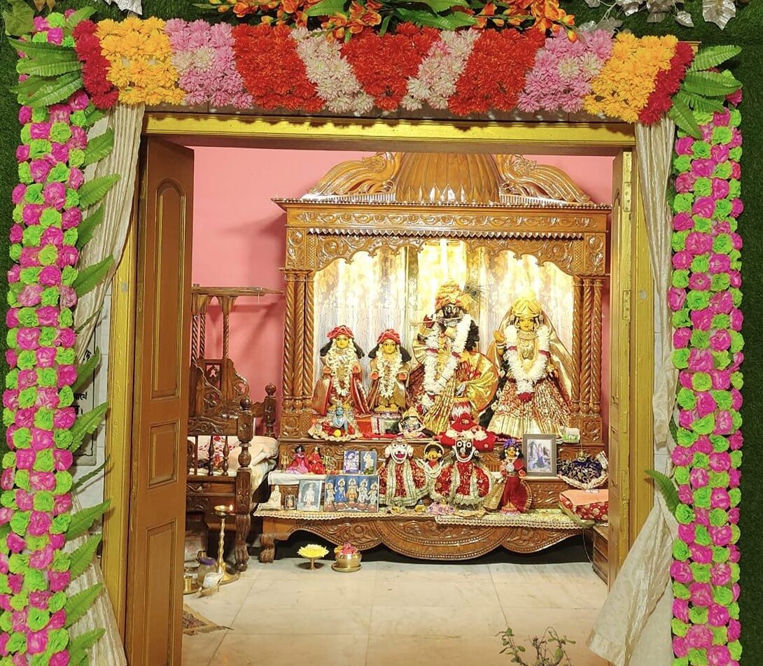 Deities & Worship at Narahari Dham